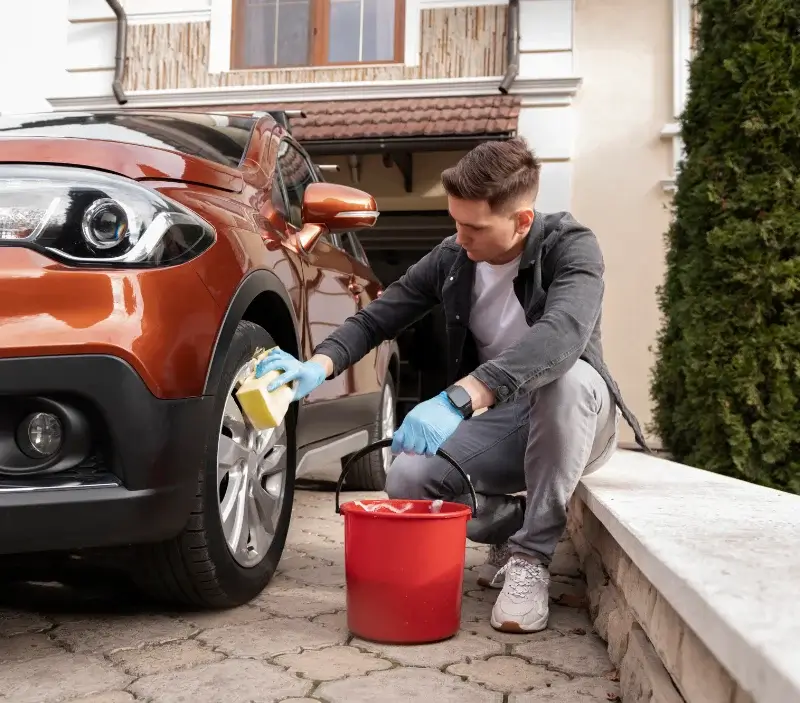 Lavage auto à domicile Aigaliers : professionnel intervenant sur un véhicule